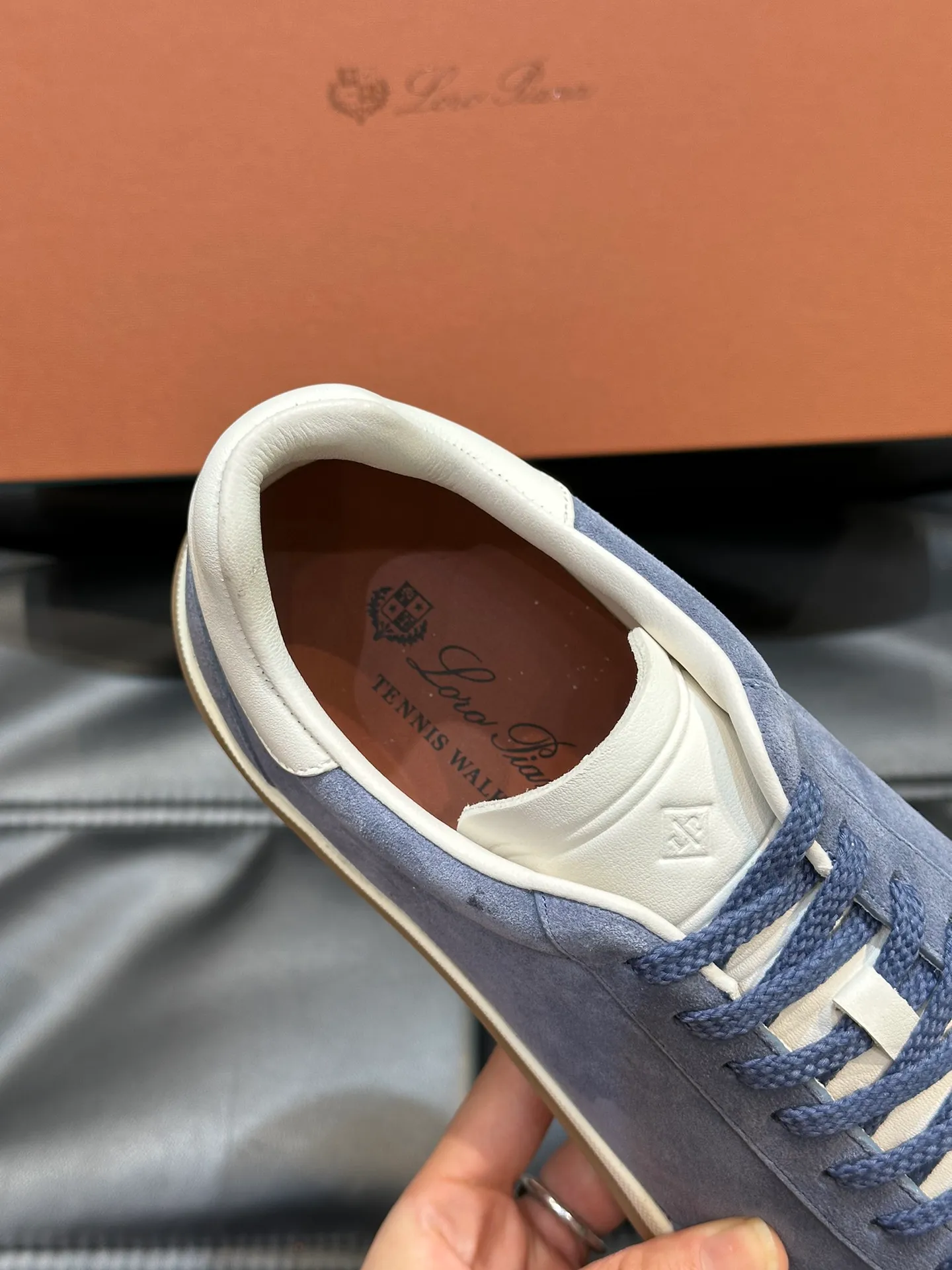 p420 Men's Shoes New 🆕Lp Old Money Style Men's Low-top Casual Tennis Shoes Loro Piana's high-end series has launched sports shoe styles made of soft cowhide. The breathable properties and flexible texture of natural materials make the sneakers both functional and comfortable. The high-quality metal-free tanning and tumble process highlights the natural texture of the leather, while the camel-colored sole and white rubber trim create a double-layer sole effect, making it an everyday shoe that can easily create a lazy and casual style! Size: 39-44 (45, 46 customized